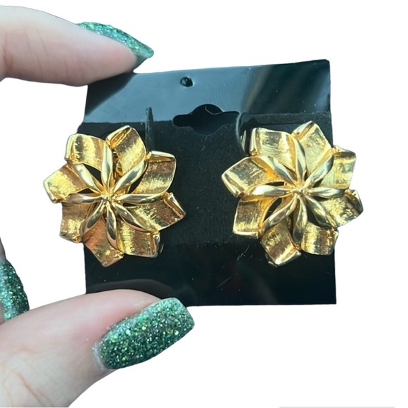 Vintage Gold tone flower clip on earrings - Picture 1 of 3